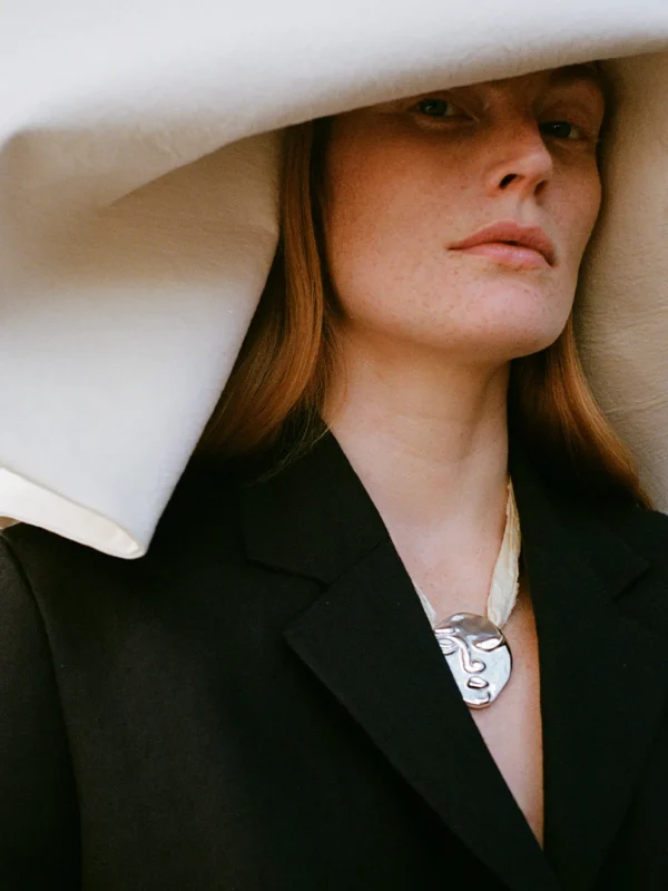MALAIKARAISS Sil­ver Face Collier<< Necklaces